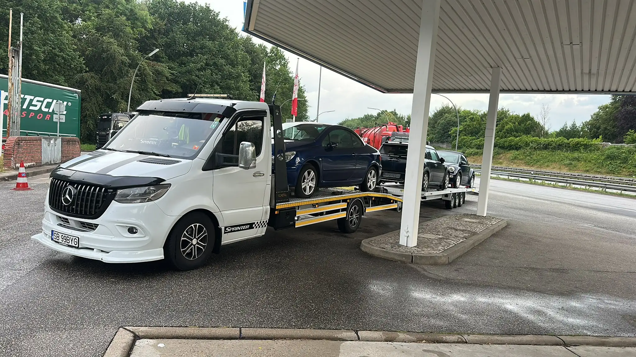 Ansamblul BYG cu trei autoturisme încărcate, oprit în Germania