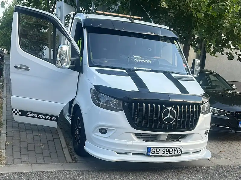 Sprinterul BYG cu platformă, din față